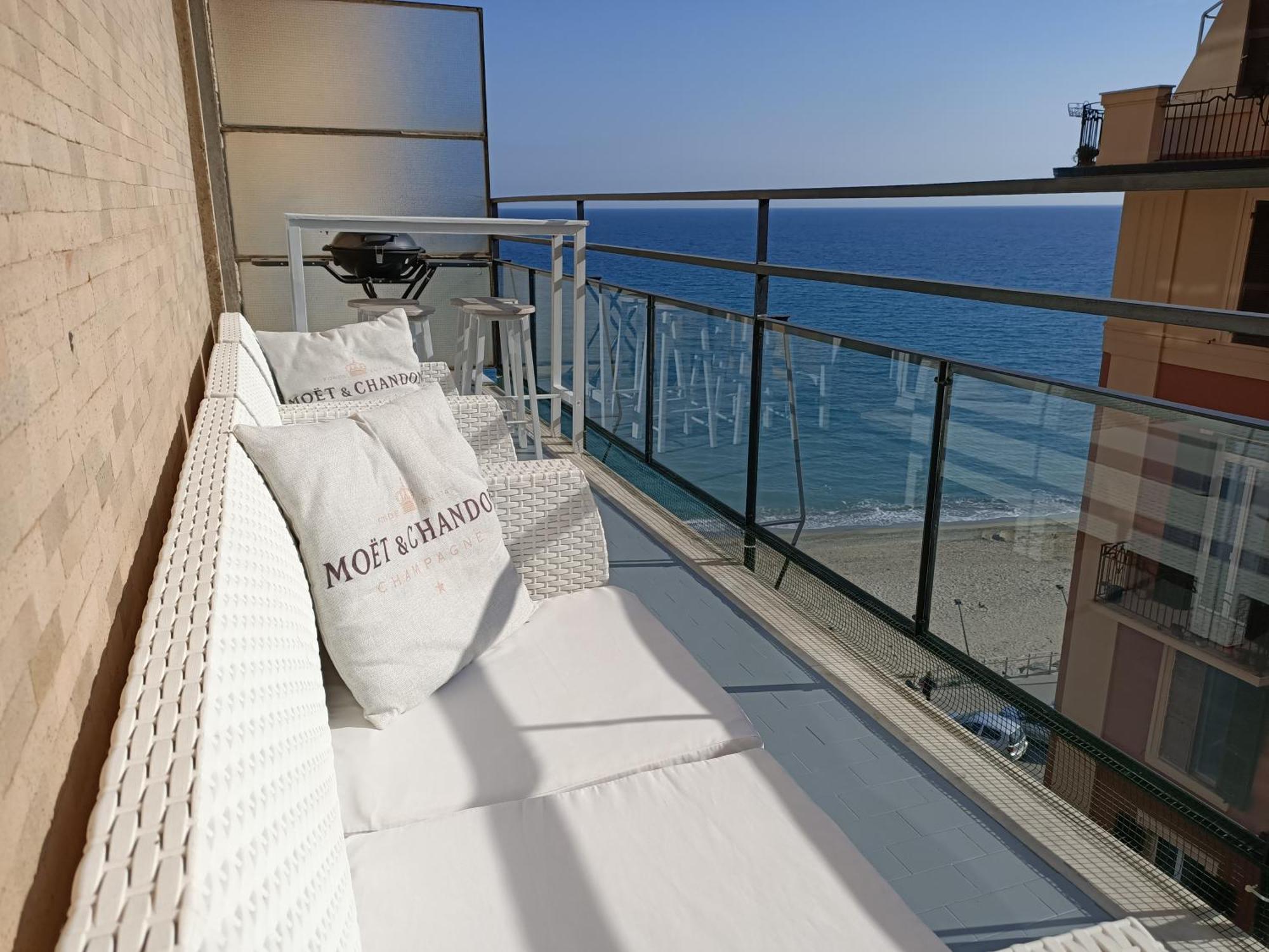شقة Casa Di Noemi - Seafront With Parking سافونا المظهر الخارجي الصورة